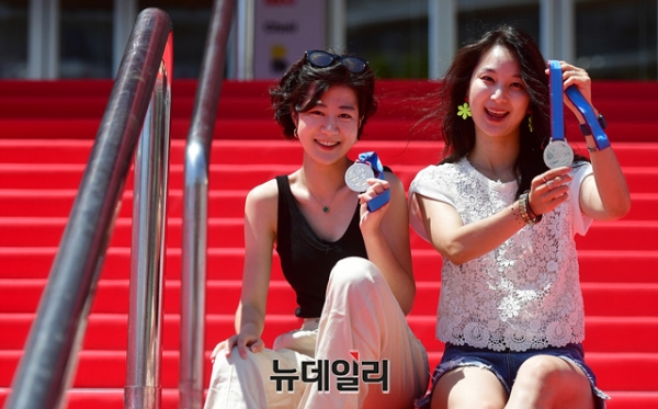 2019 영 라이언즈 컴피티션에서 미디어 부문 실버를 수상한 HS애드 김아영·차수연 선임. ⓒ정상윤 기자