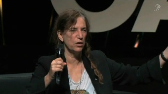 펑크뮤직의 전설로 불리는 패티 스미스(Patti Smith)의 2011년 칸 라이언즈 세미나 무대. ⓒ칸 라이언즈