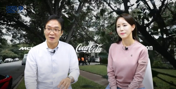 칸 라이언즈 토크 프로그램 해설을 맡은 조창수 칸 라이언즈 코리아 프로그래머(좌)와 최지해 아나운서. ⓒ칸 라이언즈 코리아