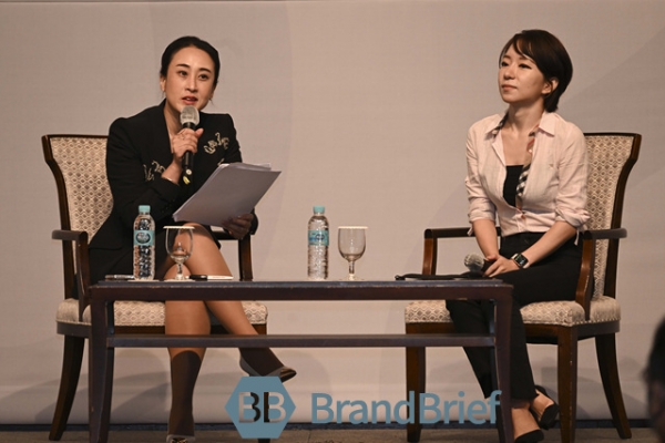 21일 SDGs 포럼 X 칸 라이언즈 2022에서 최아름 닷(Dot) 소셜임팩트 총괄(오른쪽)과 강지현 서비스플랜코리아 대표가 대담을 나누고 있다. ⓒ강민석 기자