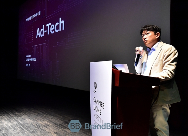 마케터들이 주목해야 할 애드테크(Ad-Tech)를 주제로 강연하고 있는 김범용 LG CNS 디지털마케팅사업단장. ⓒ정상윤 기자