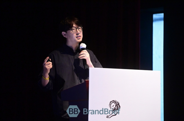 성현제 HS애드 팀장이 '칸 라이언즈 서울 2022'에 참석해 '우리는 결국 AI에 의해 대체될까요'를 주제로 발표하고 있다. ⓒ정상윤 기자