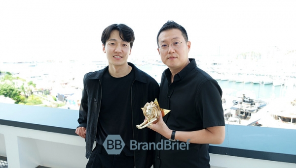 칸 라이언즈 2023서 글래스: 변화를 위한 라이언즈에서 그랑프리를 수상한 제일기획 강승리 프로(좌), 황성필 CD. ⓒ프랑스 칸 = 이기륭 기자