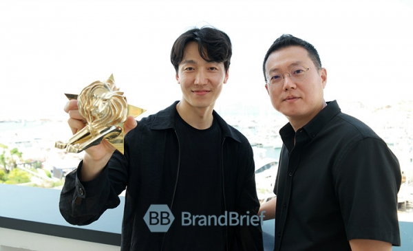 칸 라이언즈 2023서 글래스: 변화를 위한 라이언즈에서 그랑프리를 수상한 제일기획 강승리 프로(좌), 황성필 CD. ⓒ프랑스 칸 = 이기륭 기자