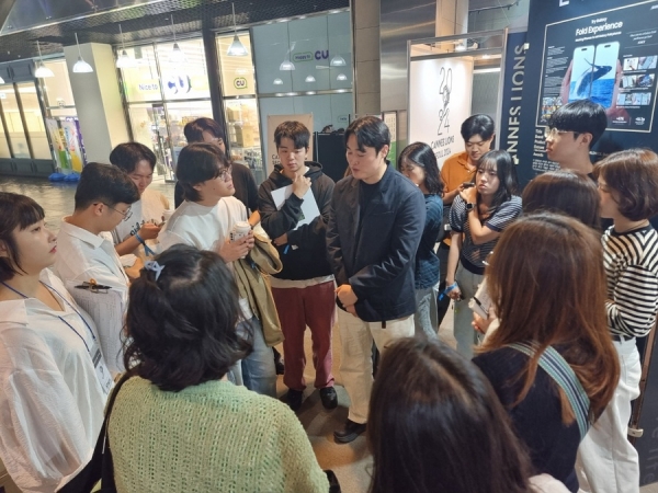 김동길 디마이너스원 대표가 27일 서울 광화문 시네큐브에서 열린 '칸 라이언즈 서울 2024' 강연 후 밋업에서 참석자들의 질문에 답하고 있다. ⓒ브랜드브리프