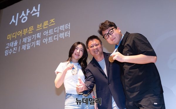 이성복 칸 라이언즈 코리아 대표와 (왼쪽부터) 임수진, 고태율 제일기획 아트디렉터. ⓒ서성진 기자