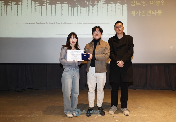 프린트 부문 실버를 수상한 메가존펜타클 김도영, 이승연 팀. ⓒ정상윤 기자