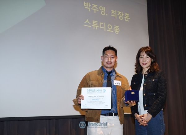 필름 부문 브론즈를 수상한 스튜디오좋의 박주영, 최장훈 팀. ⓒ정상윤 기자