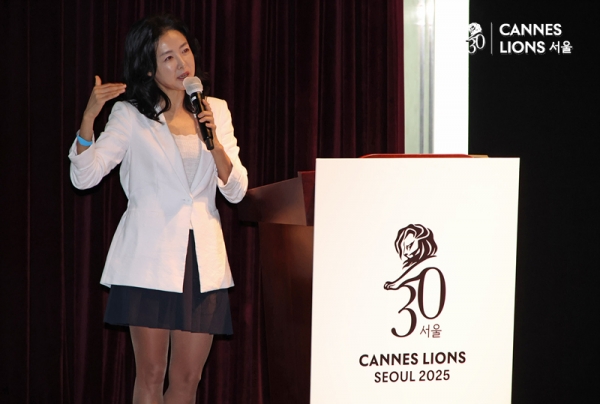 황유선 글램잇 대표가 25일 서울 광화문 씨네큐브에서 강연하고 있다. ⓒ정상윤 기자