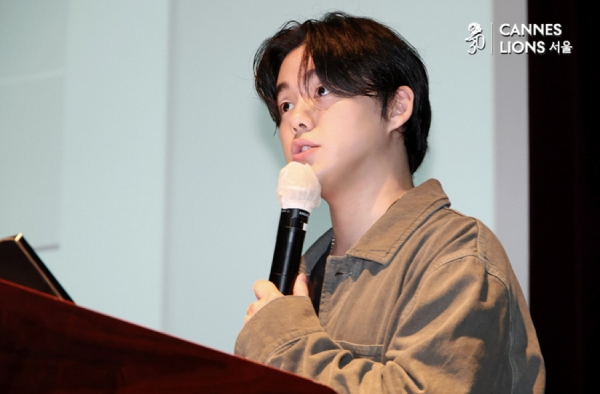 연제민 뷰바 대표가 25일 서울 종로구 광화문 씨네큐브에서 열린 '2025 칸라이언즈서울'의 연사로 나서 'IP의 넥스트 스텝, O2O IP'를 주제로 강연하고 있다. ⓒ정상윤 기자