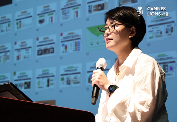 추은진 대홍기획 CX 솔루션 팀장이 26일 서울 광화문 씨네큐브에서 열린 '칸라이언즈서울 2025'에서 '고객과 브랜드, 시대에 맞는 관계 맺기'를 주제로 강연하고 있다.ⓒ정상윤 기자