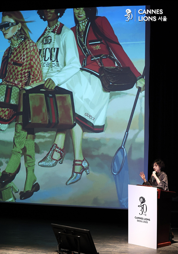 김아영 이노션 팀장이 26일 서울 종로구 광화문 씨네큐브에서 진행된 '칸라이언즈 서울 2025'에서 'The New Luxury Playbook'라는 주제로 강연하고 있다.ⓒ정상윤 기자