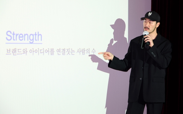 최장순 엘레멘트컴퍼니 CD가 '브랜드, 기억, 서사'를 주제로 강연하고 있다. ⓒ정상윤 기자