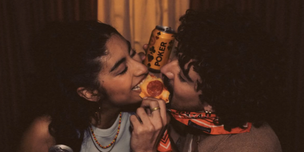 언제든지 맥주를 즐길 수 있도록 특별 주문번호를 만든 콜롬비아 포커 비어 브랜드의 '피자&포커 콜' 캠페인 이미지. ⓒCANNES LIONS