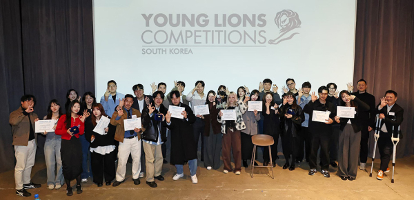 2025년 YLC 한국대표 선발대회 시상식에서 참가자들이 칸라이언즈서울의 30주년을 기념하는 포즈를 취하고 있다. ⓒ칸라이언즈서울