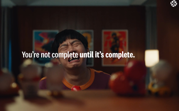 '빠진 한 조각(The M SSING PIECE)' 캠페인 영상 갈무리. 주인공은 베이비 샌더스 피규어 세트를 완성시키지 못했다. ⓒ스파이크스 아시아