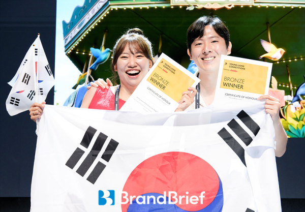 2026 영라이언즈 컴피티션에서 디자인 부문 브론즈를 수상한 스튜디오좋의 김수민 CD(좌)와 송민우 디자인 팀장(우). ⓒ프랑스 칸=서성진 기자