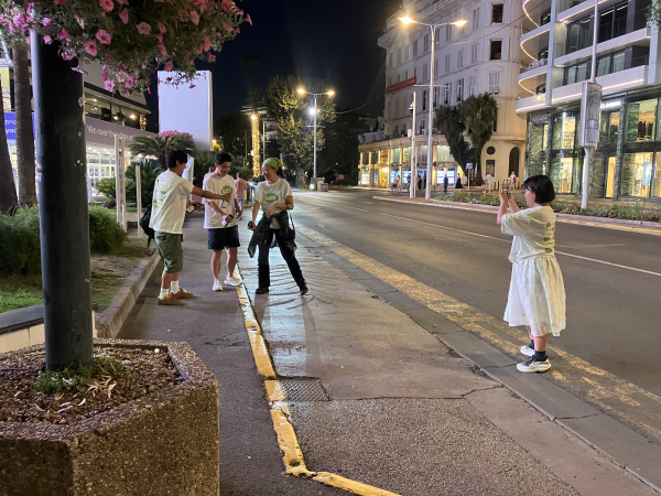 시상식이 끝나고 난 이후 칸라이언즈 행사장 밖에서 러쉬의 '씻자송'을 부르고 있는 러쉬코리아 팀. ⓒ칸라이언즈서울